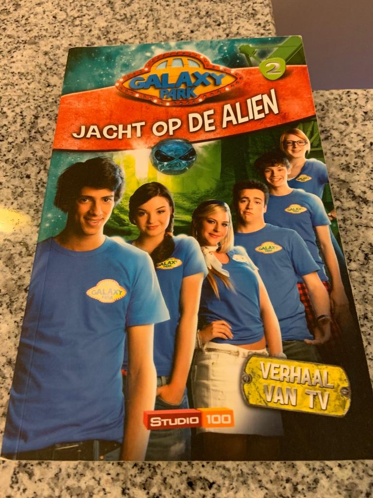Galaxy park:jacht op de alien, boek, Boeken, Ophalen of Verzenden, Zo goed als nieuw, Studio 100, Fictie
