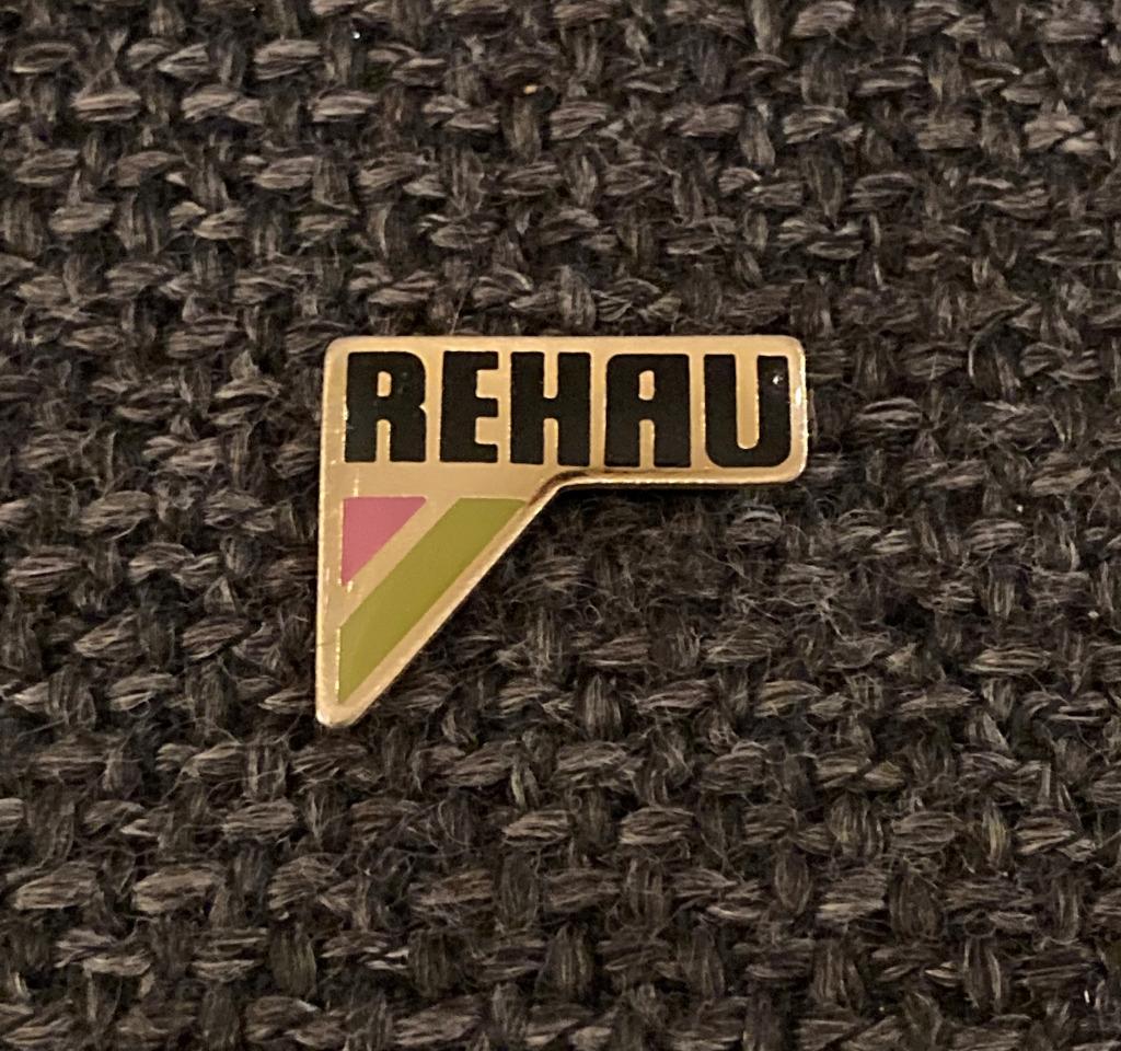 PIN - REHAU, Envoi, Utilisé, Autres sujets/thèmes, Insigne ou Pin's