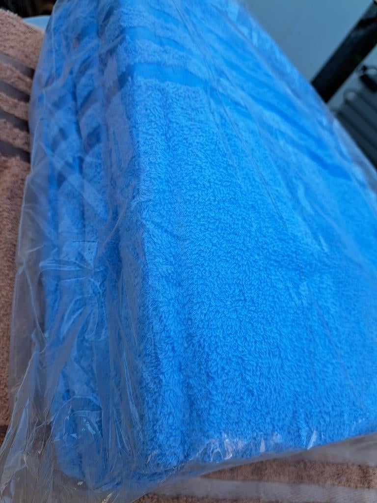 Nieuwe badhanddoeken 70 cm op 140 cm, Ophalen of Verzenden, Nieuw