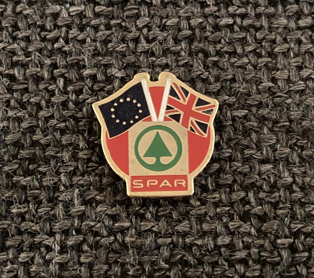 PIN - SPAR - EUROPESE UNIE - GROOT-BRITTANNIË - ENGELAND, Verzamelen, Verzenden, Gebruikt, Overige onderwerpen, Speldje of Pin