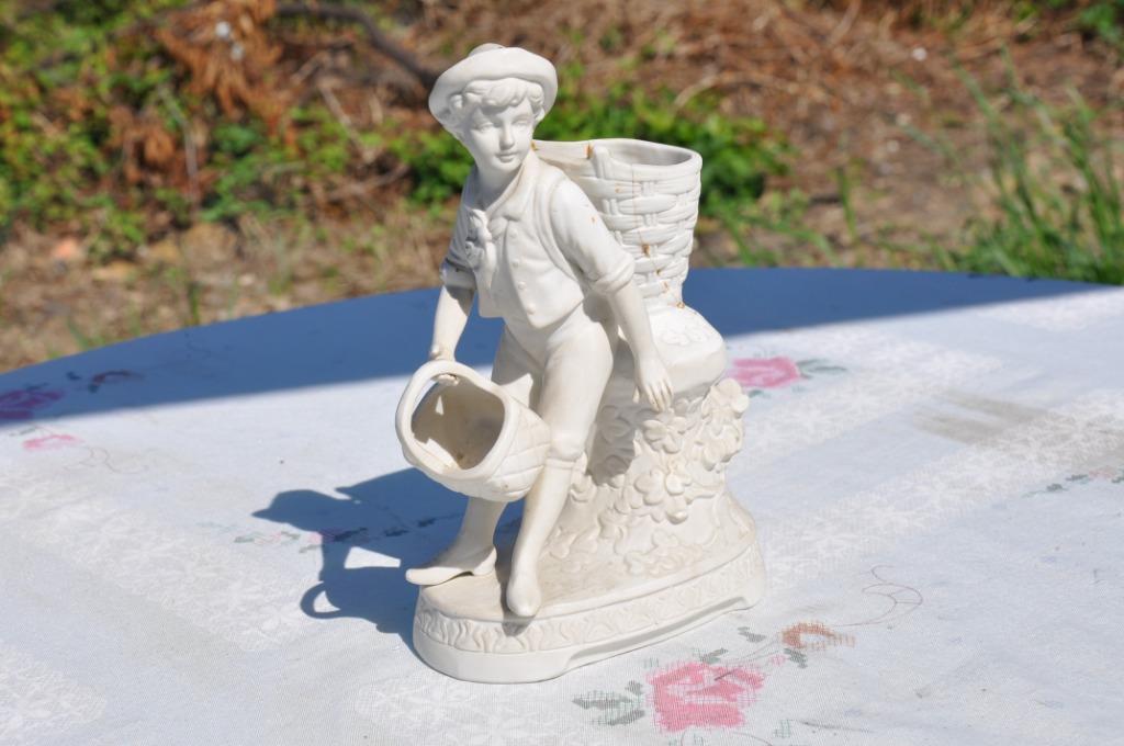 §  statue vendangeur  en biscuit blanc accidenté, Enlèvement ou Envoi