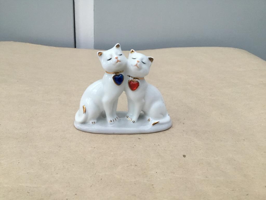 Vintage beeldje van twee witte poezen in porselein, Ophalen of Verzenden, Zo goed als nieuw, Dier