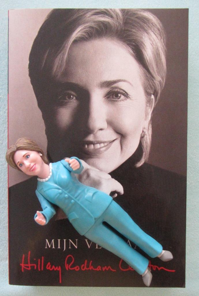 Hilary Rodham Clinton boek + figuurtje, Ophalen of Verzenden, Gelezen, Film, Tv en Media