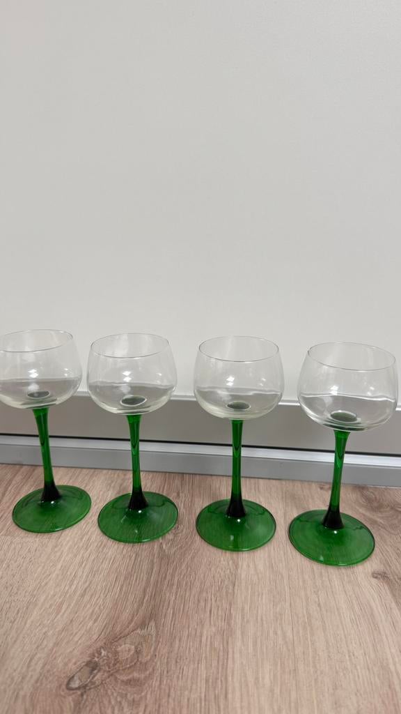 4 kleine glaasjes op een groen, lang voetje ., Ophalen of Verzenden, Zo goed als nieuw