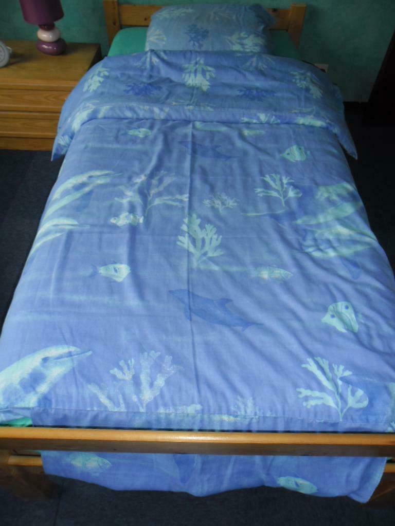 Housse couette bleue + taie 1 personne motif dauphin /corail, Maison & Meubles, Enlèvement, Utilisé, Une personne, Bleu