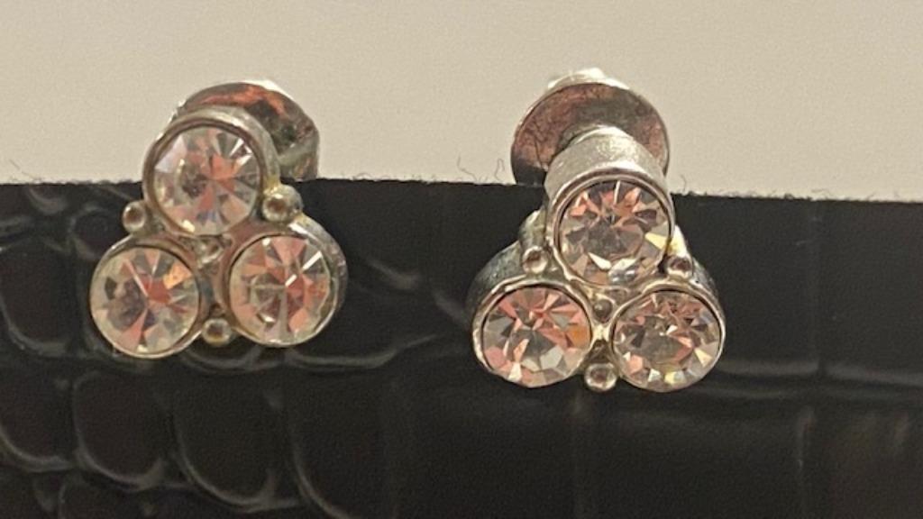 Zilverkleurige oorsteker met strass steentjes, Nieuw, Ophalen of Verzenden, Knopjes of Stekers, Zilver