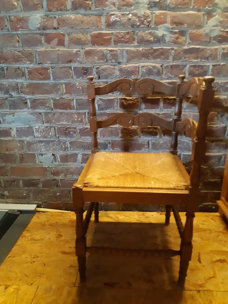 Chaie de coin en bois avec jon en tres bon état, Antiquités & Art, Enlèvement