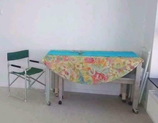Belle et robuste table en bois  massif couleur miel, 100 à 150 cm, Cinq personnes ou plus, Vintage design natural, Enlèvement