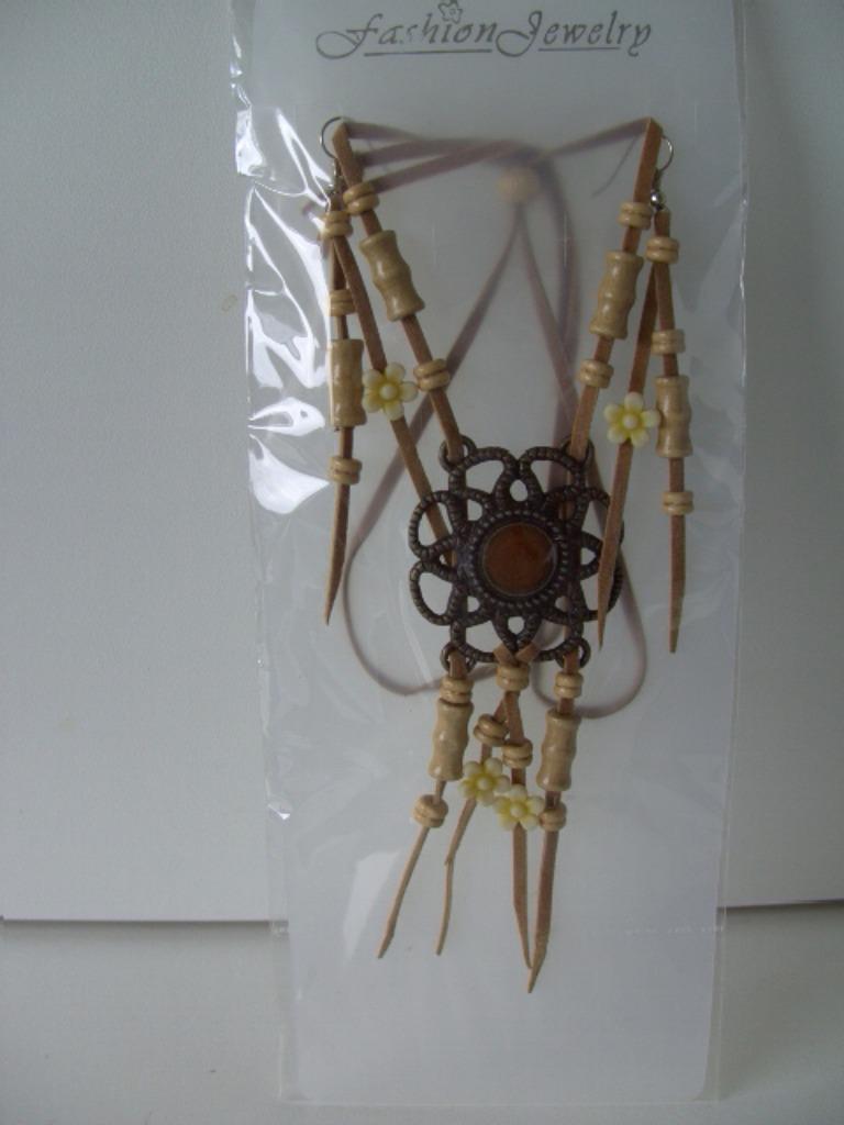 KETTING MET OORBELLEN LICHT HOUT & METAAL (9) NIEUW, Bijoux, Sacs & Beauté, Colliers, Neuf, Enlèvement ou Envoi, Beige, Synthétique