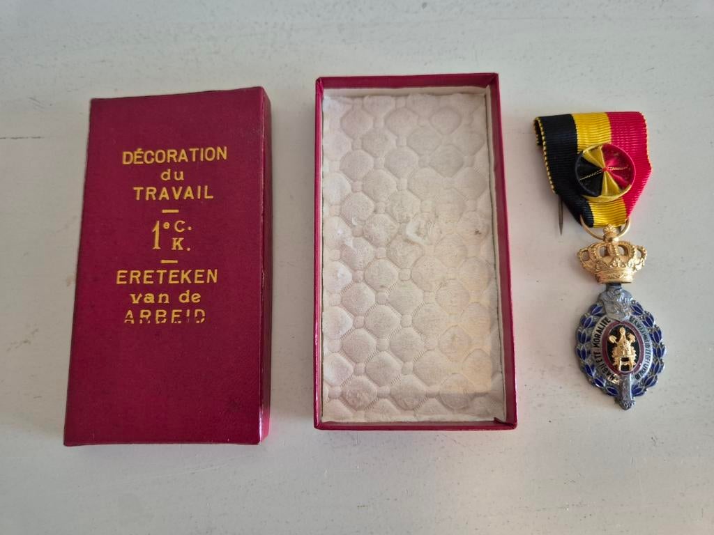 Medaille du travail décoration 1ere classe avec etui, Timbres & Monnaies, Pièces & Médailles, Enlèvement ou Envoi