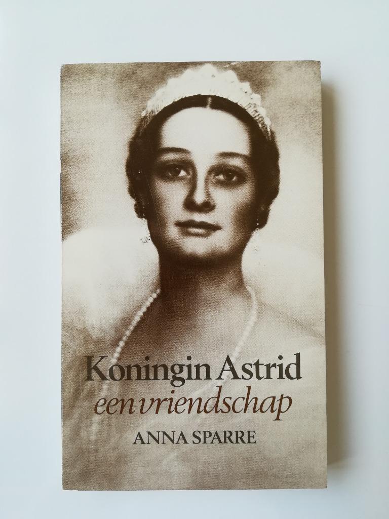 Koningin Astrid: een vriendschap (Anne Sparre), Boeken, Ophalen of Verzenden, Gelezen, Anne Sparre