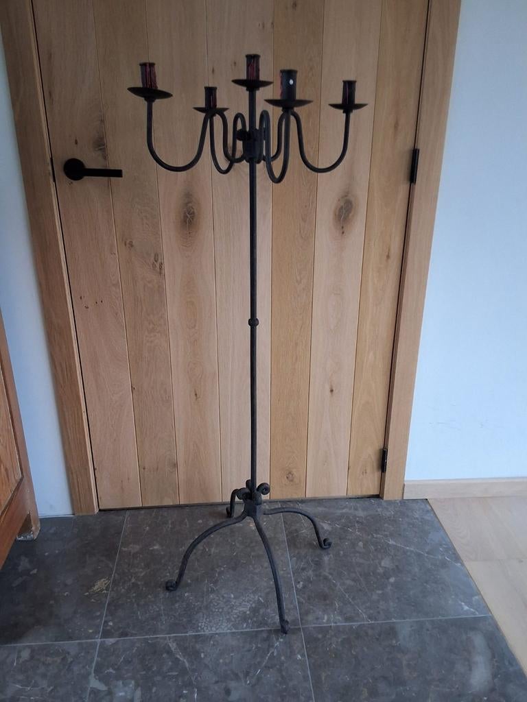 Oud smeedijzer kandelaar
voor 5 kaarsen hoogte 129 cm, Ophalen