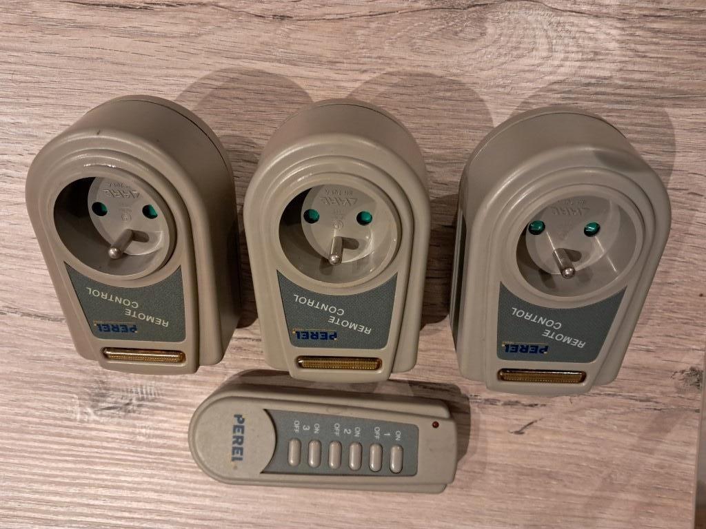 Perel 3-kanaals remote controlled stopcontacten, Enlèvement, Utilisé, Interrupteur