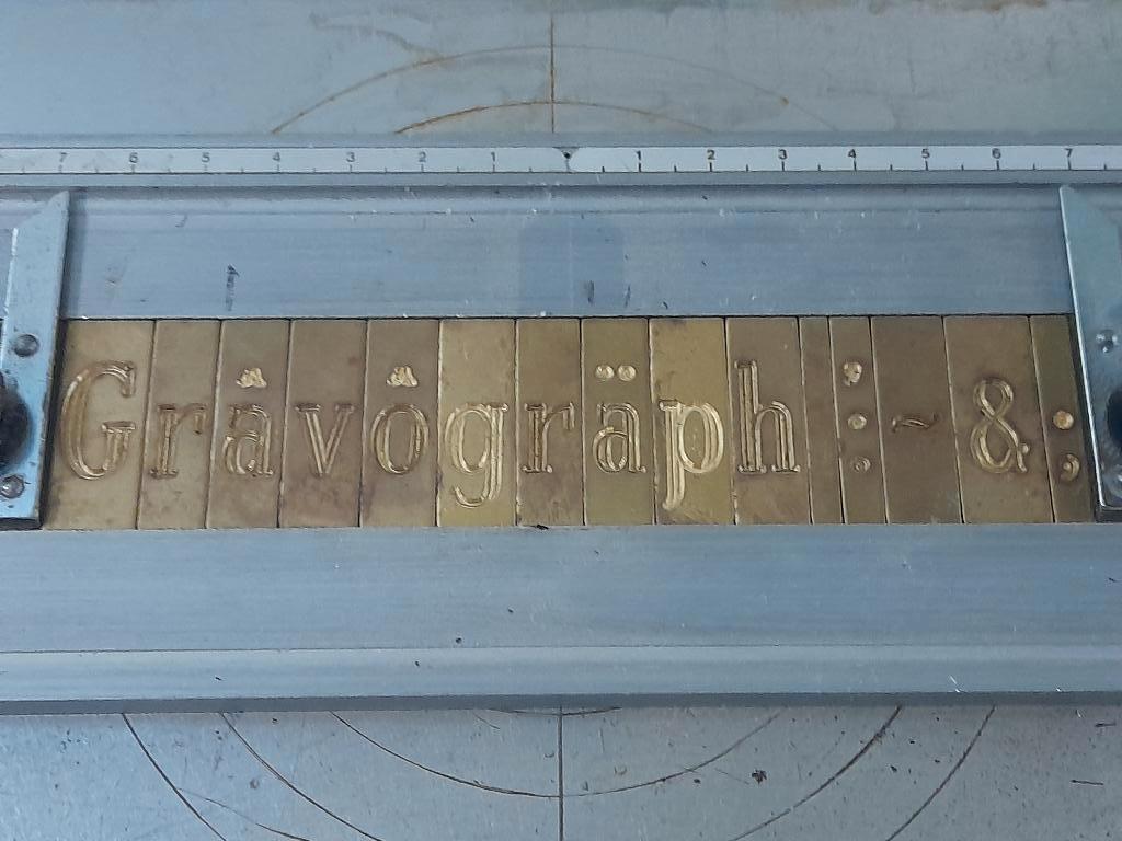 Modèles de lettres en laiton Gravograph, Enlèvement ou Envoi