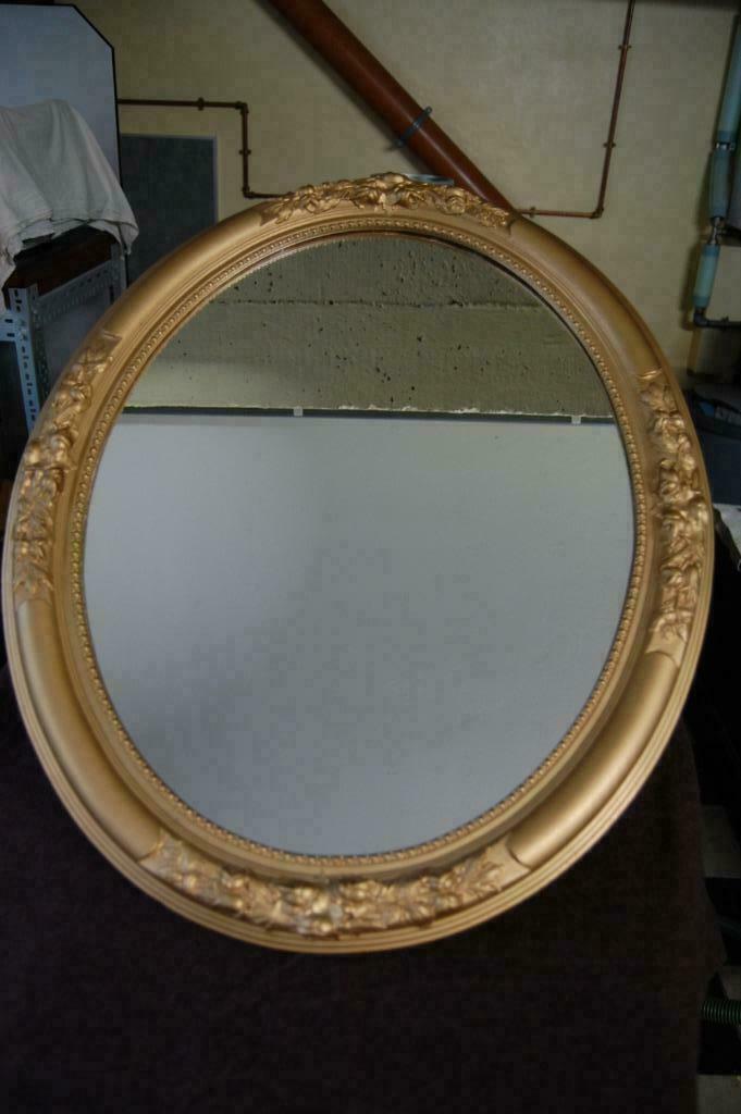Oude ovale spiegel in gouden kleur., Ophalen of Verzenden, Ovaal, Minder dan 50 cm, Minder dan 100 cm
