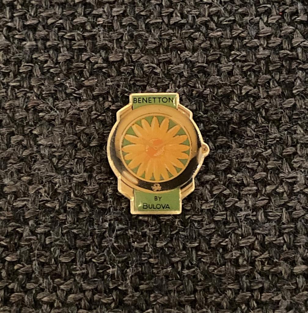 PIN - BENETTON - BULOVA - UURWERK - HORLOGE - WATCH, Verzamelen, Verzenden, Gebruikt, Merk, Speldje of Pin