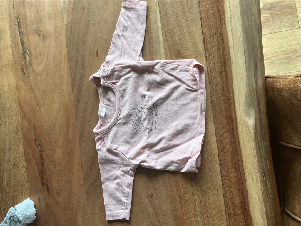 T-shirt rose avec 2 lapins à manches longues taille 50, Enlèvement ou Envoi, Comme neuf, Fille, Chemisette ou Manches longues