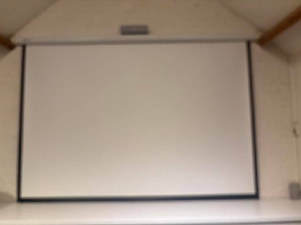 Beamer met groot scherm (elektrisch), Computers en Software, Presenters, Ophalen, Gebruikt