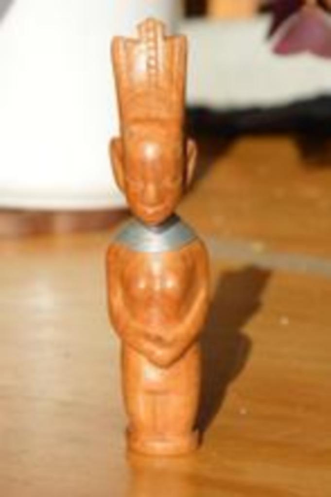 AV PETITE STAUE FEMME AFRICAINE EN BOIS CLAIR, Maison & Meubles, Enlèvement ou Envoi