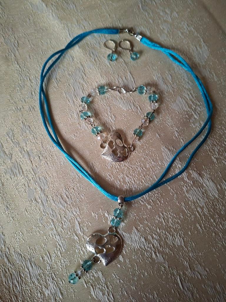 Ensemble: ketting met bijhorende armband en oorringen, Ophalen of Verzenden