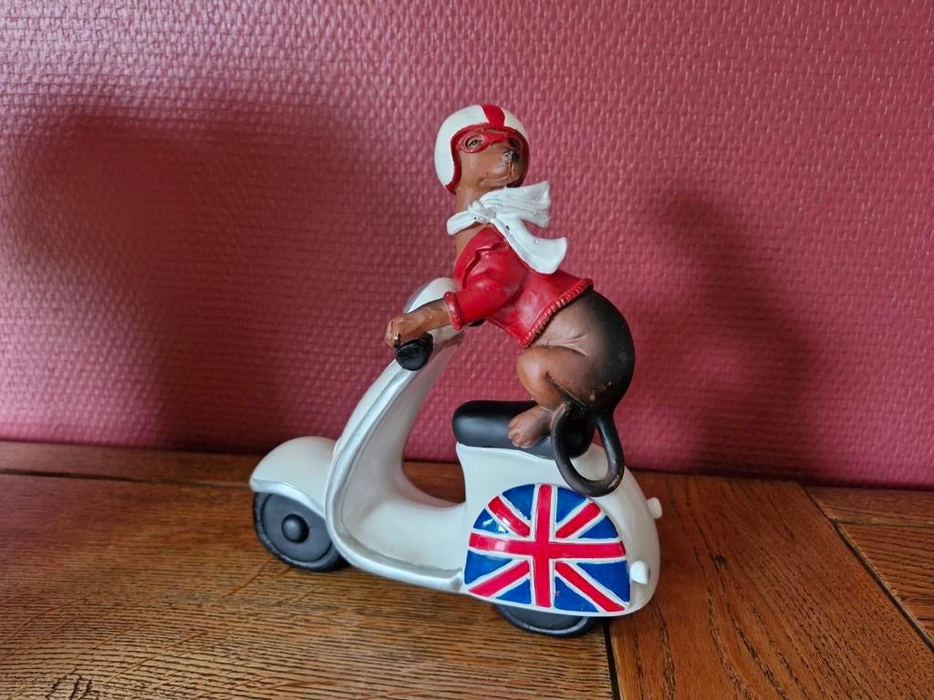 Figurine teckel sur vespa, Verzamelen, Ophalen of Verzenden, Zo goed als nieuw