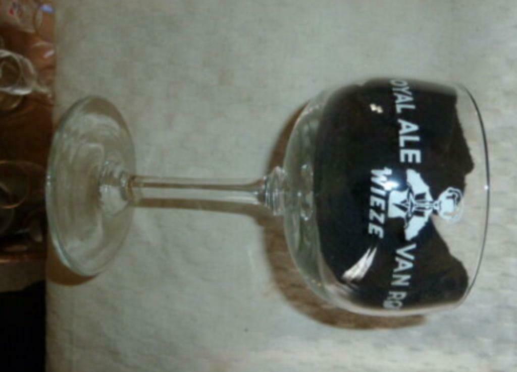 #M bier glas ROYAL ALE - VAN ROY - WIEZE ( volledig wit ), Ophalen of Verzenden, Nieuw, Bierglas