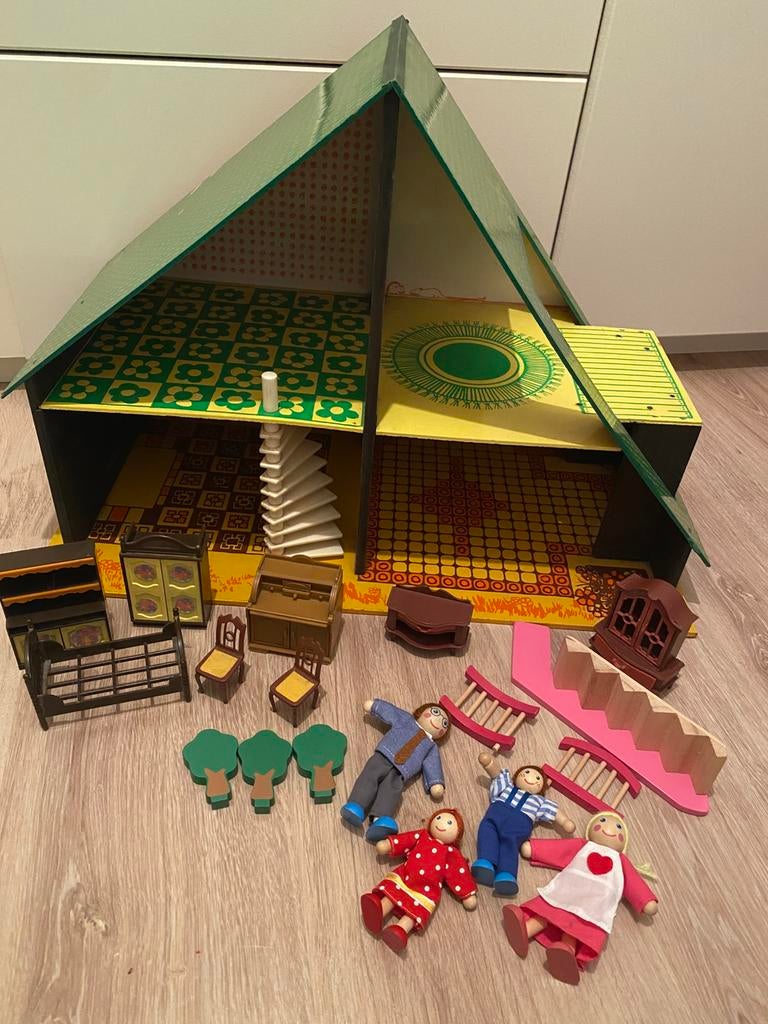 Stevig poppenhuis met enkele accesoires, Ophalen, Gebruikt, Poppenhuis