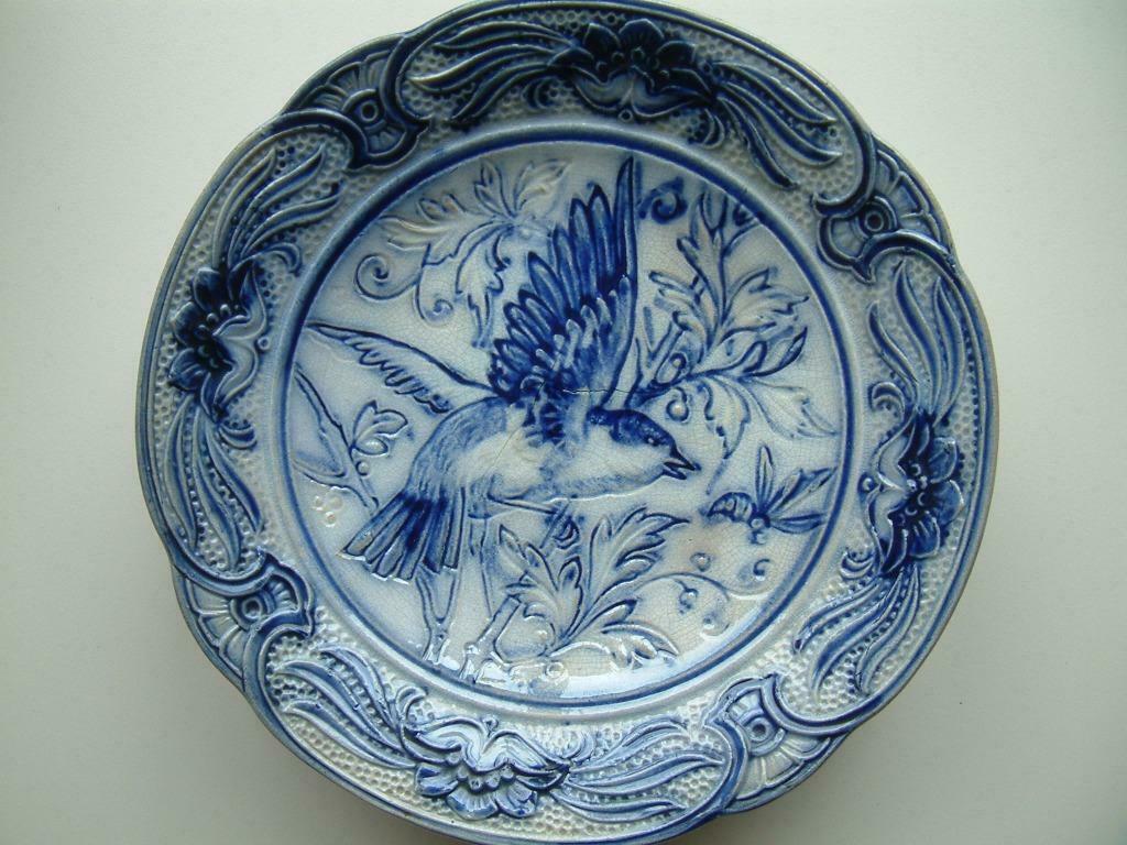 4 Assiettes antiques, céramique en relief peintes à la main, Enlèvement ou Envoi, Porcelaine, Assiette ou Plat