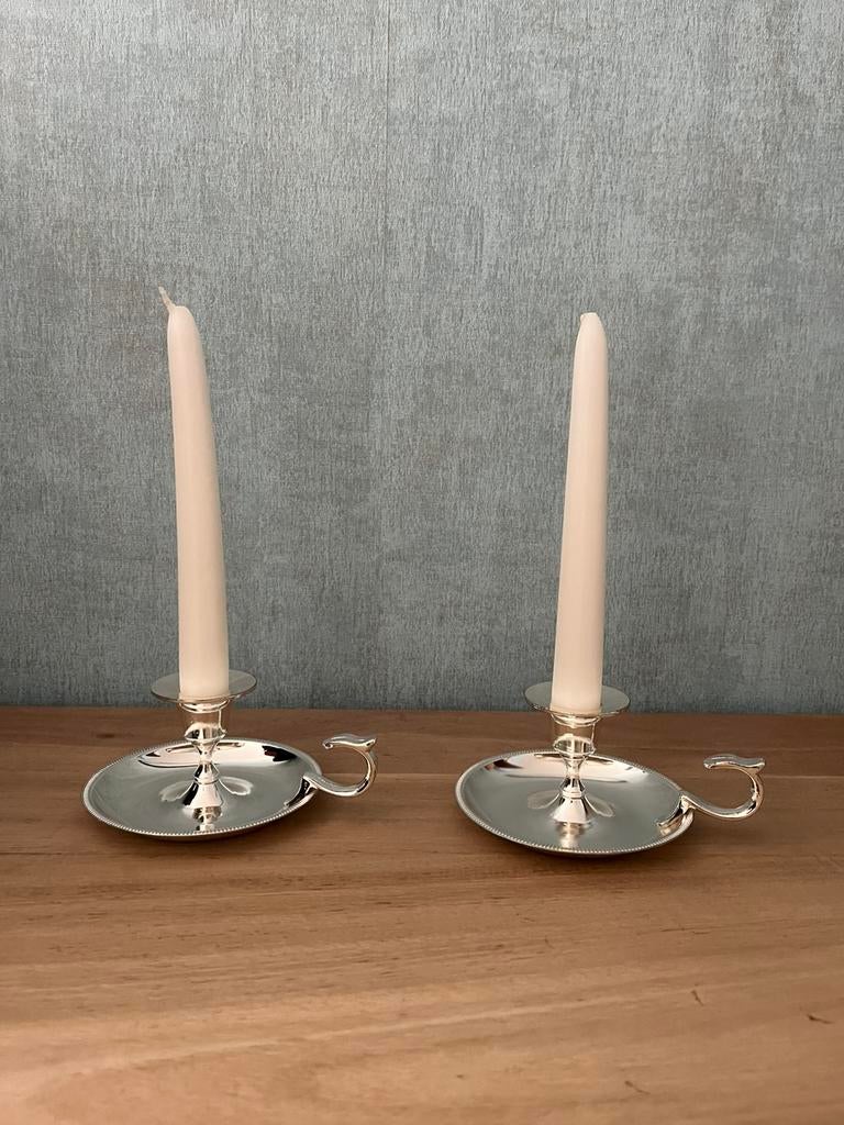 2 verzilverde kandelaars met kaarsen, Antiek en Kunst, Ophalen, Zilver