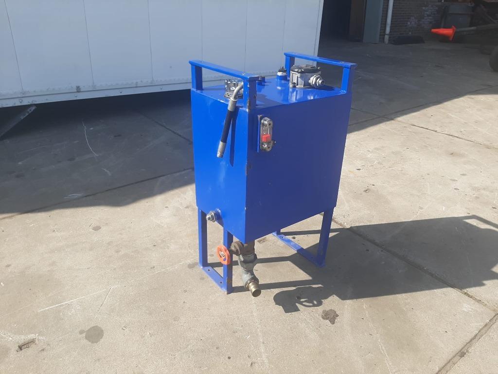 div. hydrauliek tank / 1x brandstof/diesel tank v.d. ziel, Ophalen