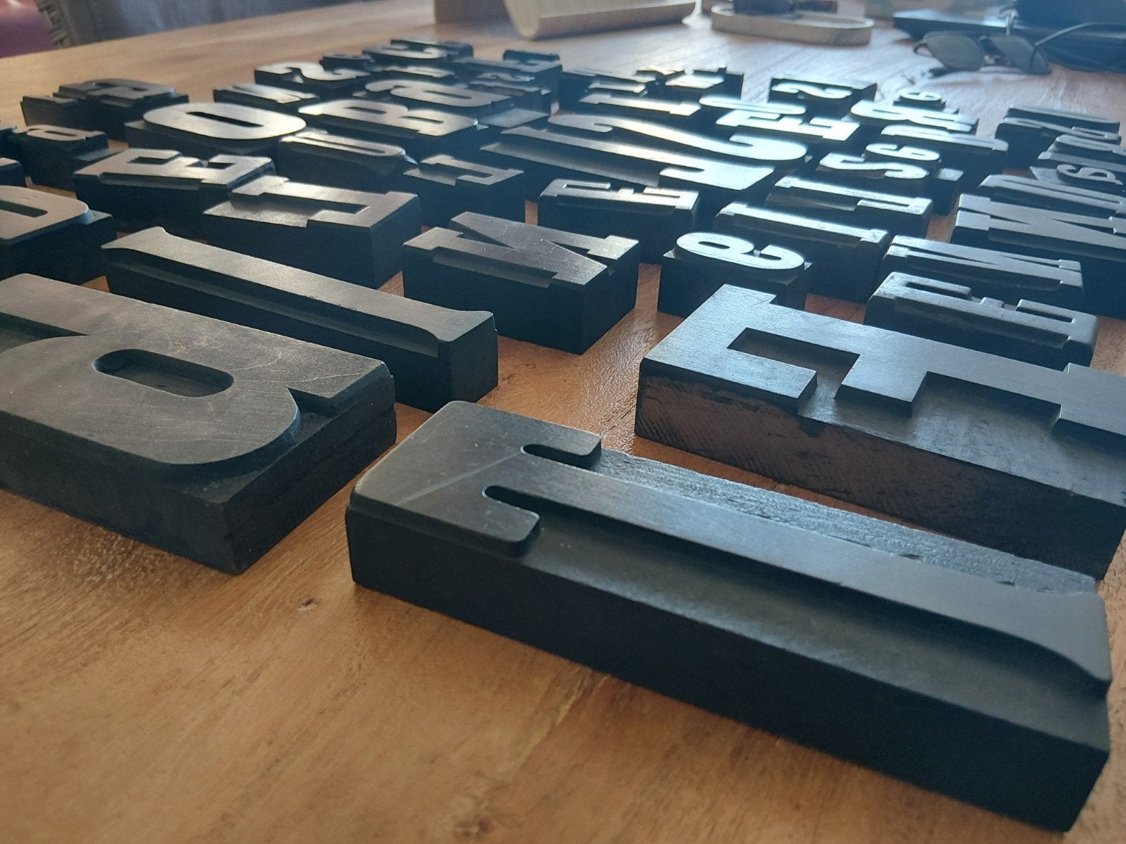 60 oude houten drukletters, Ophalen of Verzenden, Gebruikt
