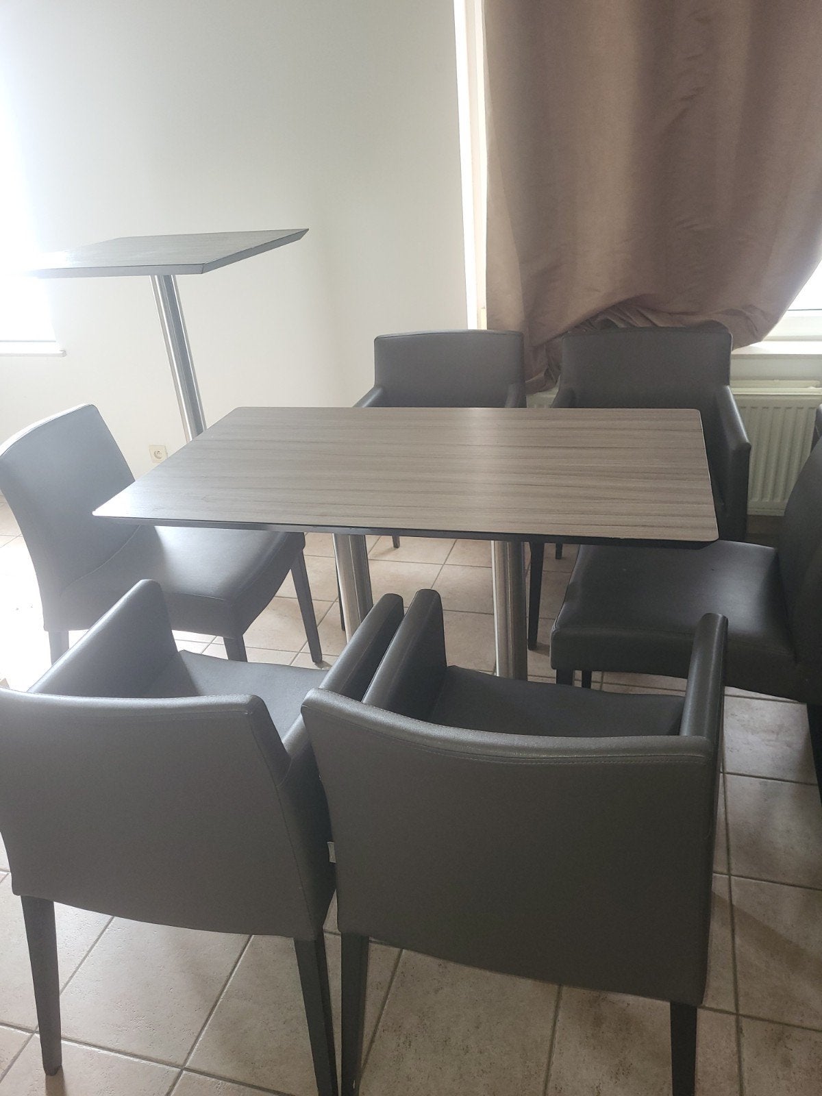 Ensemble table + 6 chaises cuir, très bon état, Jardin & Terrasse, Enlèvement, Bois