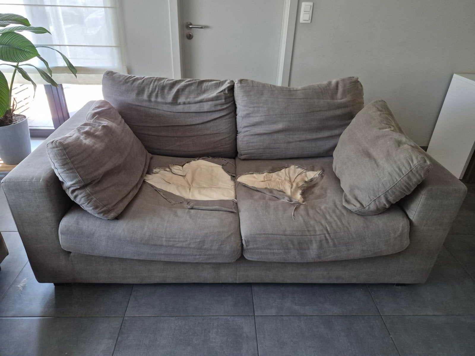 grijze zetel (2,5 zit) met beschadigingen, Huis en Inrichting, Zetels | Zetels, Gebruikt, 100 tot 125 cm, 150 tot 200 cm, Driepersoons