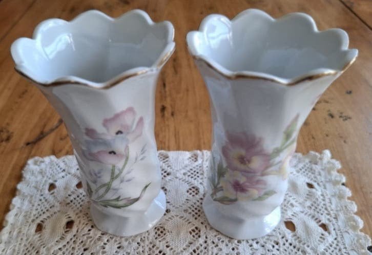 2 Vintage porseleinen vaasjes, pastel, klaprozen & viooltjes, Ophalen of Verzenden
