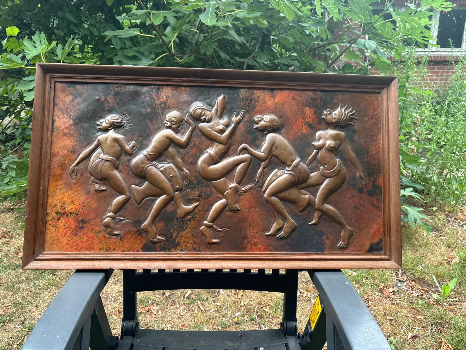 Decoratief metalen reliëf – Dansende figuren, Ophalen, Koper