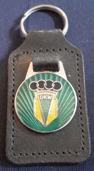 porte clé publicitaire émaillé sur cuir DKW, Ophalen of Verzenden, Zo goed als nieuw, Merk