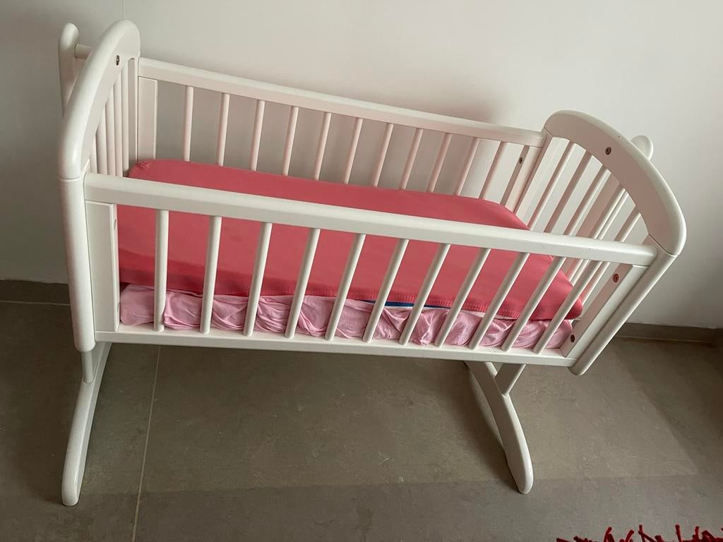 Lit bébé à vendre avec matelas et coussin de sécurité., Enfants & Bébés, Enlèvement, Berceau
