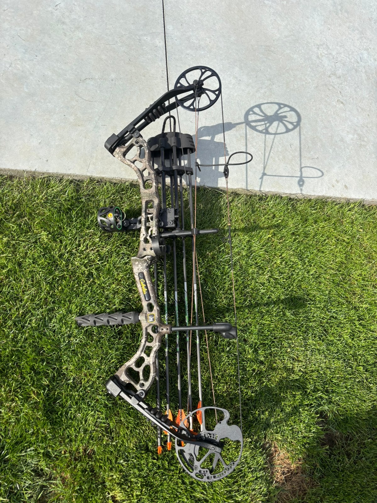 Cabela’s Compound Boog Set Compleet + 4 Carbon Pijlen, Sport en Fitness, Handboogschieten, Zo goed als nieuw, Compoundboog, Ophalen of Verzenden