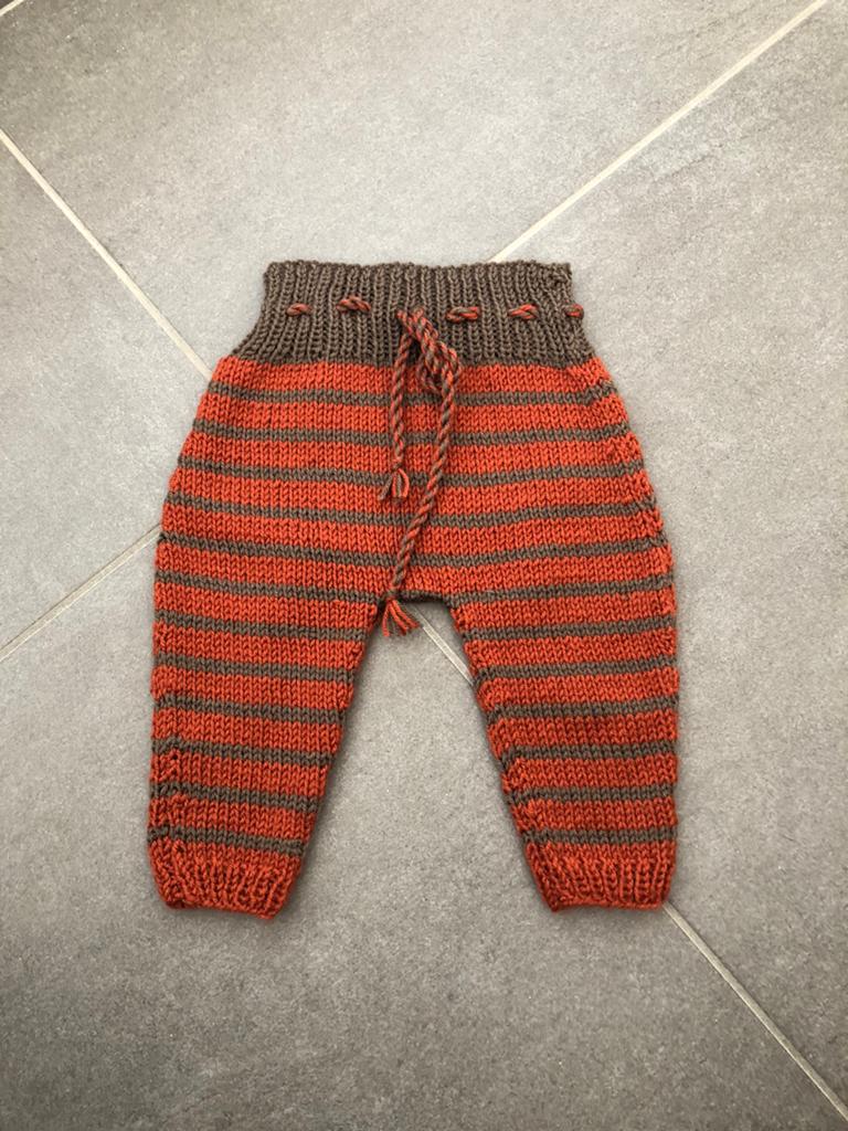 Handgemaakt broekje, maat 62/68 (nieuw), Kinderen en Baby's, Babykleding | Maat 62, Ophalen of Verzenden, Zo goed als nieuw, Broekje