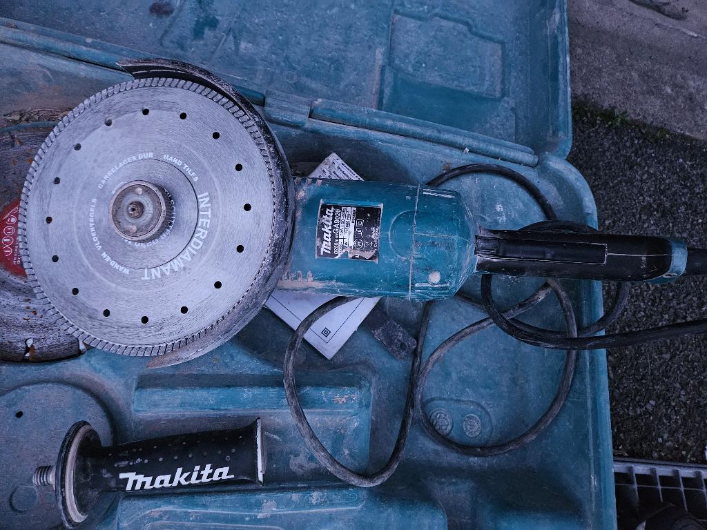 Meule Makita 230 mm avec boîtier et disque diamanté, Enlèvement, Comme neuf, 1000 watts ou plus, Meuleuse d'angle
