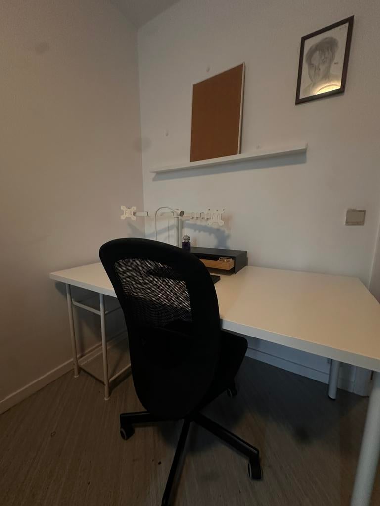 IKEA bureau met lamp, monitorstandaard,dubbele monitorbeugel, Ophalen of Verzenden, Zo goed als nieuw