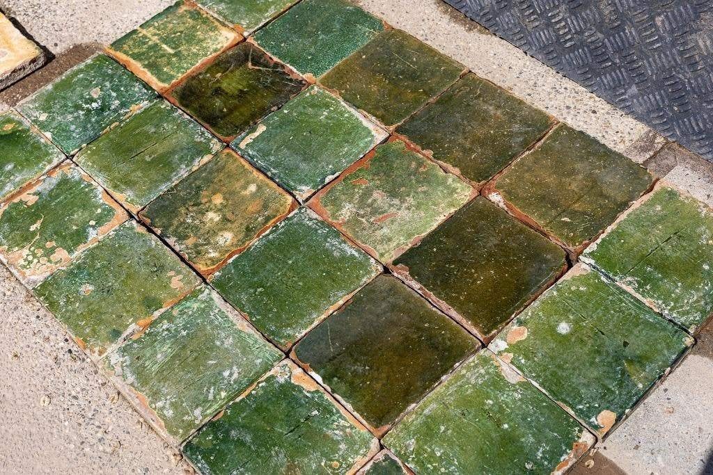 Antieke groen geglazuurde estrikken plavuizen 21x21 GAAF!, Ophalen, Gebruikt, Steen of Klei, Minder dan 50 cm