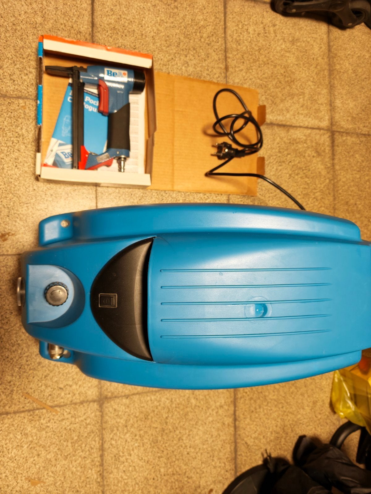 Lot compresseur et agrafeuse pneumatique, Bricolage & Construction, Moins de 25 litres, Enlèvement, Comme neuf, 6 à 10 bars