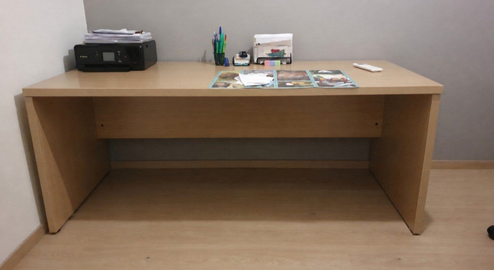 2 bureau's en handige hoekkast in nieuwstaat, Huis en Inrichting, Ophalen, Zo goed als nieuw
