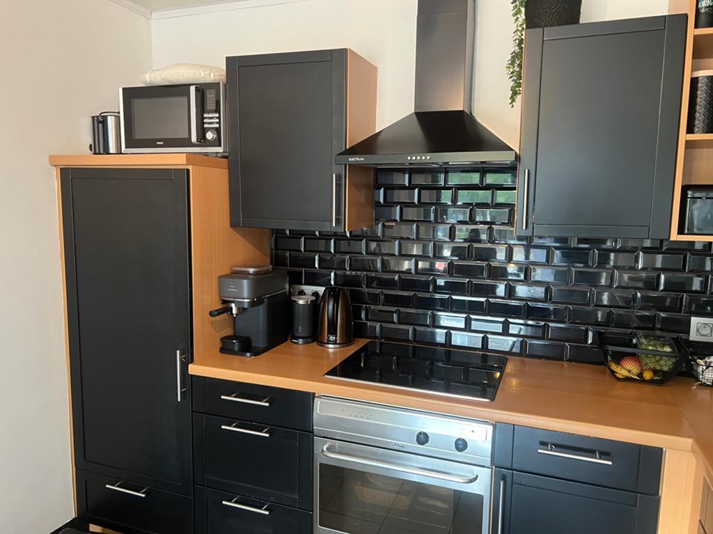 Complete keuken met toestellen. Beschikbaar 1/6/2026, Ophalen, Gebruikt, Zwart, Hoekkeuken