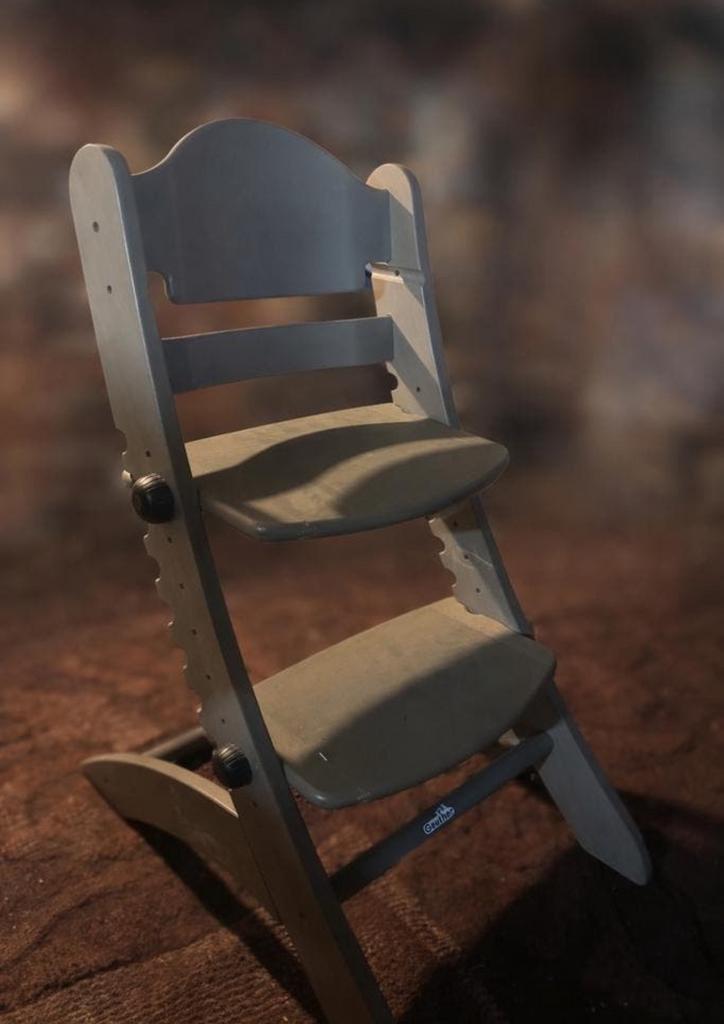 Geuther houten meegroeistoel / kinderstoel grijs, Kinderen en Baby's, Kinderstoelen, Gebruikt, Meegroeistoel, Ophalen