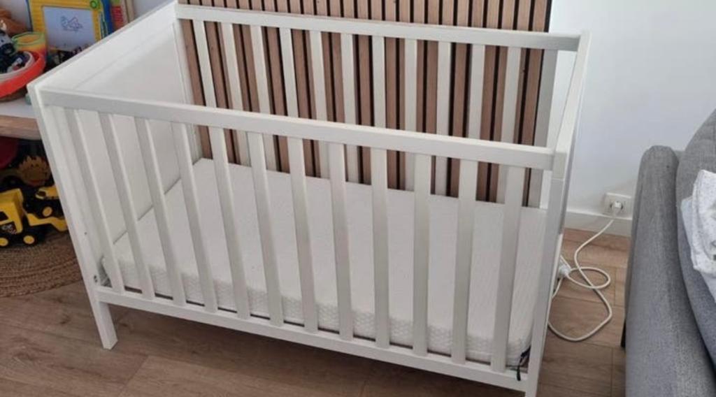 Charmant lit bébé en bois blanc Ikea avec matelas Aerosleep, Enlèvement, Utilisé