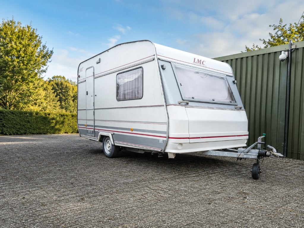 LMC 390 caravan, NL kenteken, Caravanes & Camping, Caravanes, Particulier, jusqu'à 2, 750 - 1000 kg, Banquette en rond, LMC et Münsterland