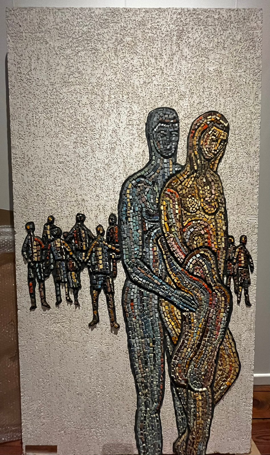 Heel groot brutalist kunstwerk met mozaiek, Ophalen