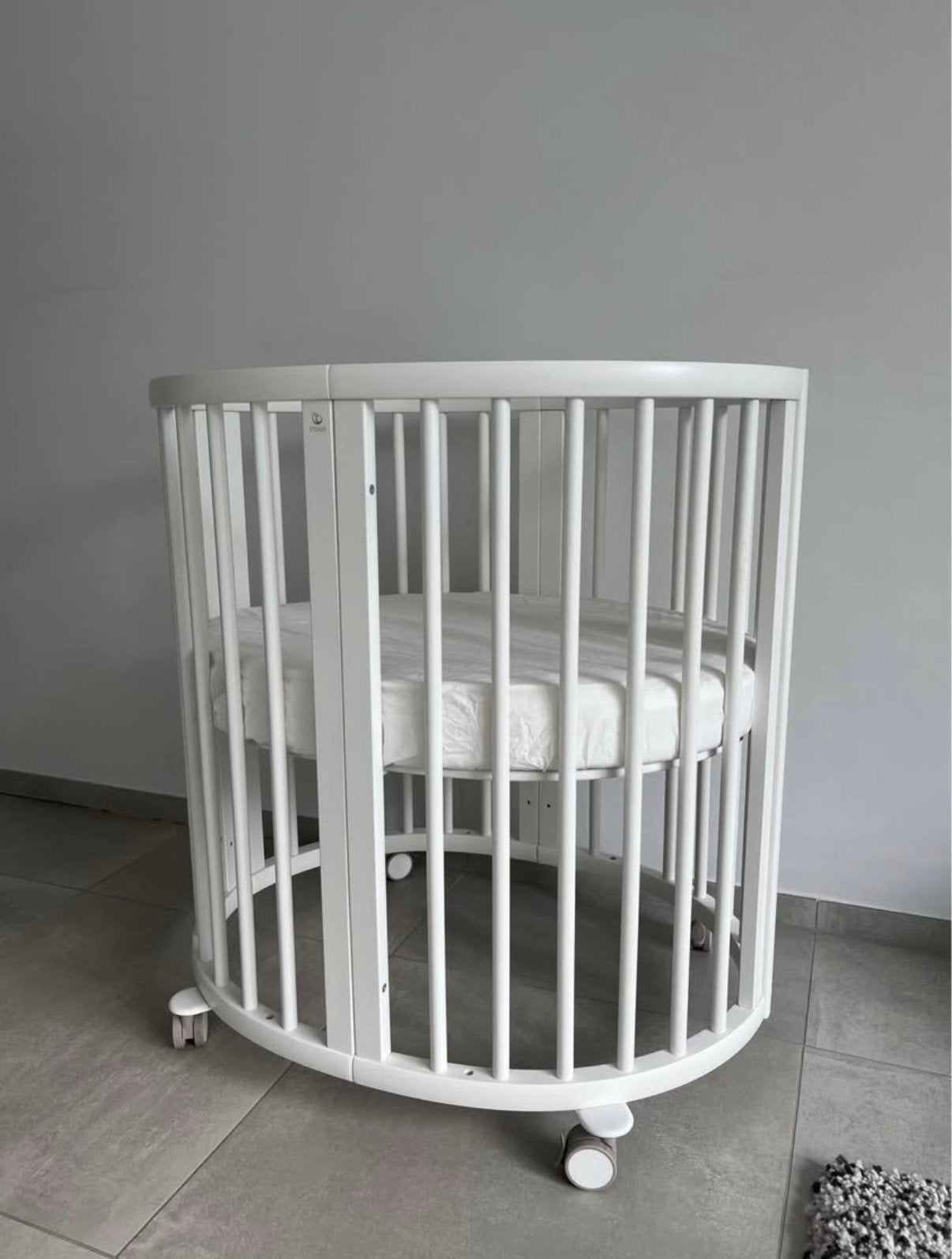 ️ Lit Stokke Mini blanc – Excellent état, Enfants & Bébés, Parcs, Comme neuf, Enlèvement